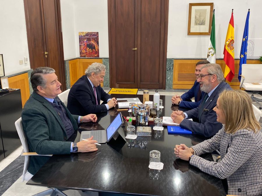 Reunión de miembros de la Junta Directiva de la AAEF con el Consejero de Presidencia, Interior, Diálogo Social y Simplificación Administrativa